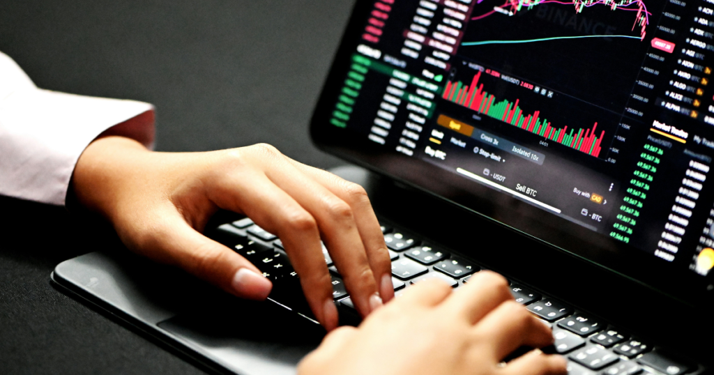 A trader is using an artificial intelligence trading bot while trading.